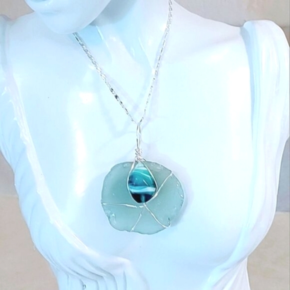 SEA GLASS ON SILVER PLATED CHAIN BEACHY NECKLACE - Picture 1 of 9